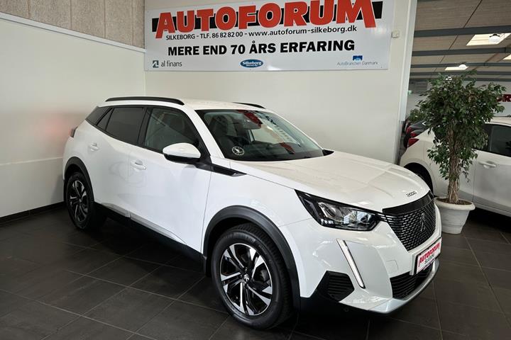 Hvid Peugeot 2008 fra 2021 set udefra