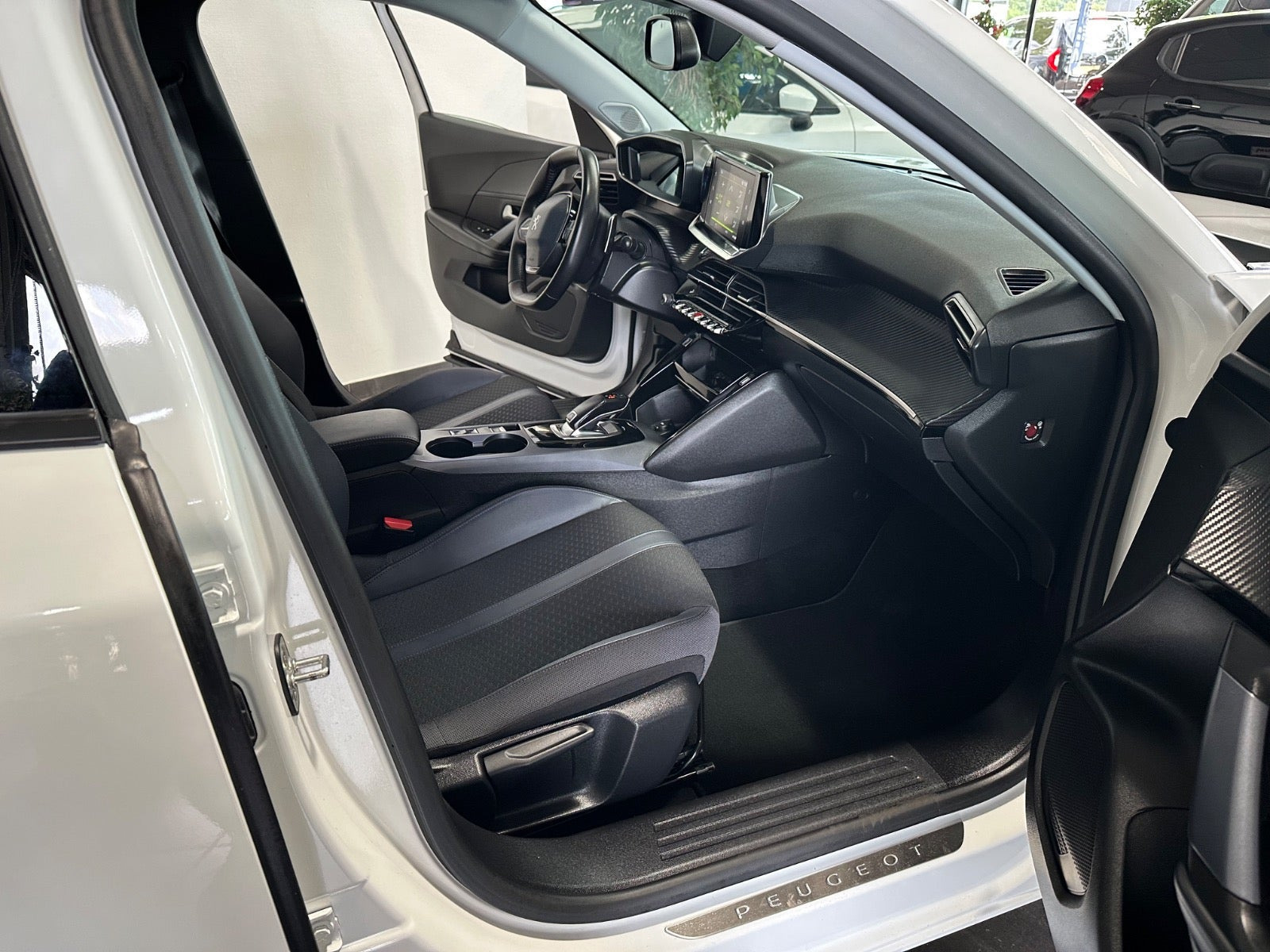 Hvid Peugeot 2008 fra 2021
