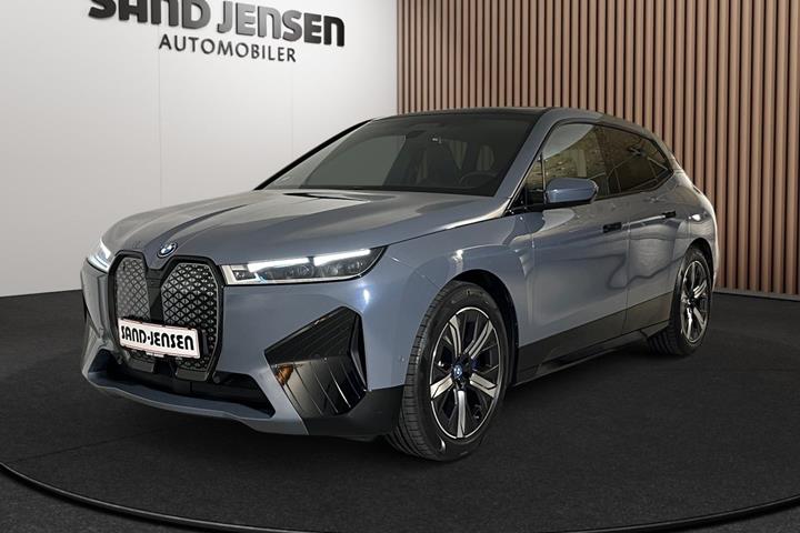 Grå BMW iX fra 2024 set udefra