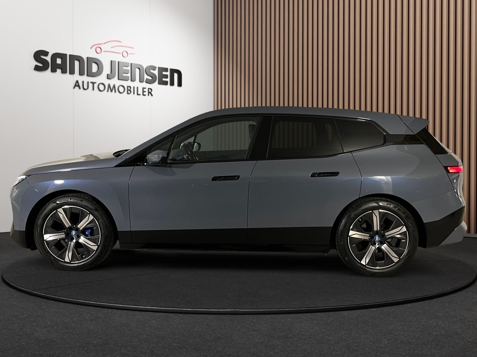Grå BMW iX fra 2024