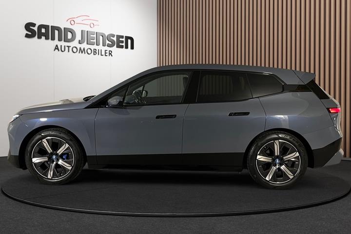 Grå BMW iX fra 2024