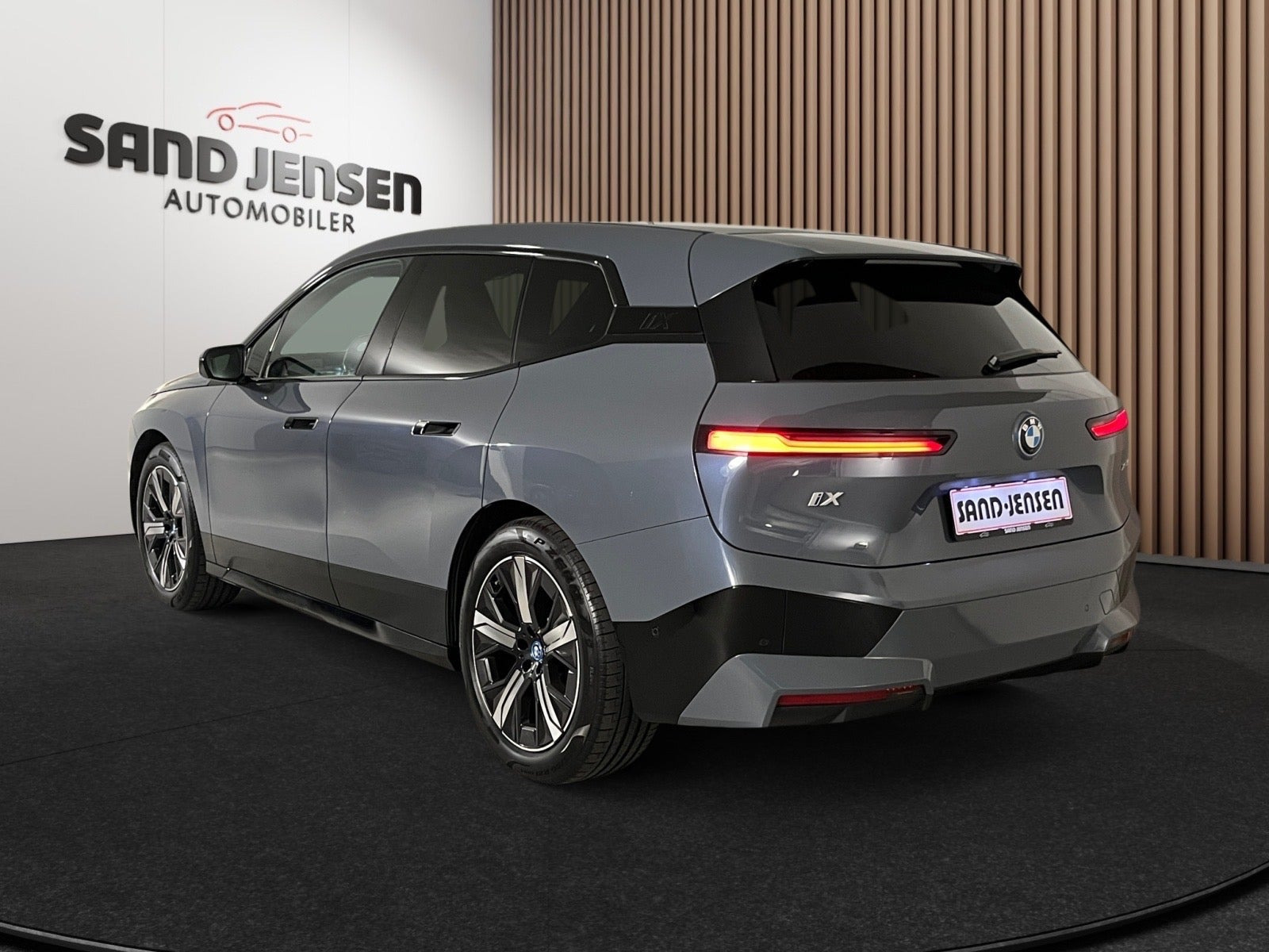 Grå BMW iX fra 2024