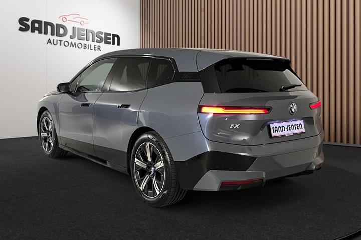 Grå BMW iX fra 2024