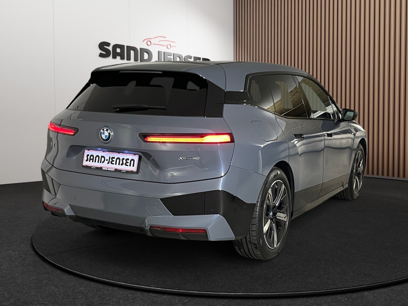 Grå BMW iX fra 2024