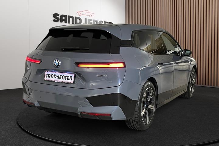 Grå BMW iX fra 2024