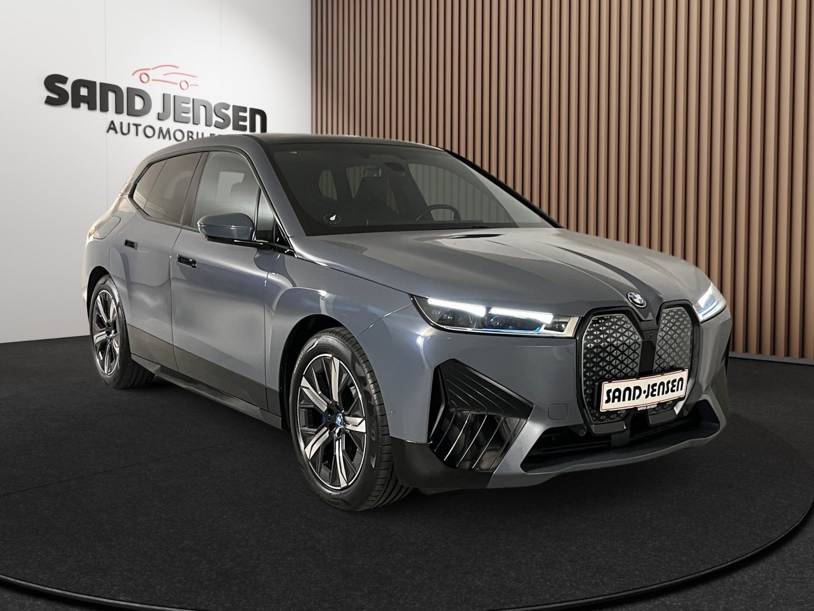 Grå BMW iX fra 2024