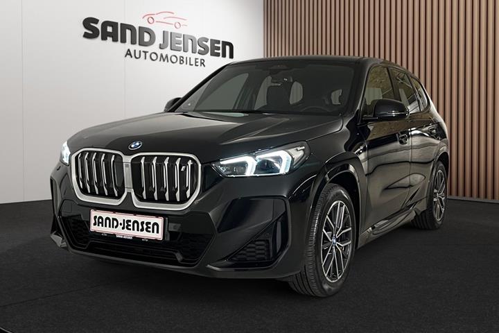 Sort BMW iX1 fra 2023 set udefra