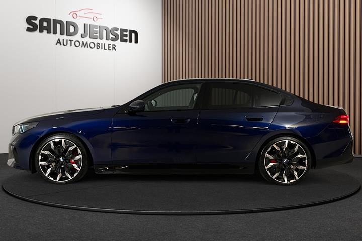 Blå BMW i5 fra 2026