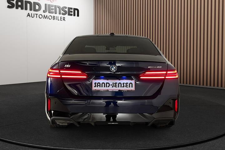 Blå BMW i5 fra 2026