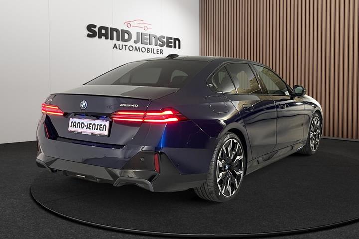 Blå BMW i5 fra 2026