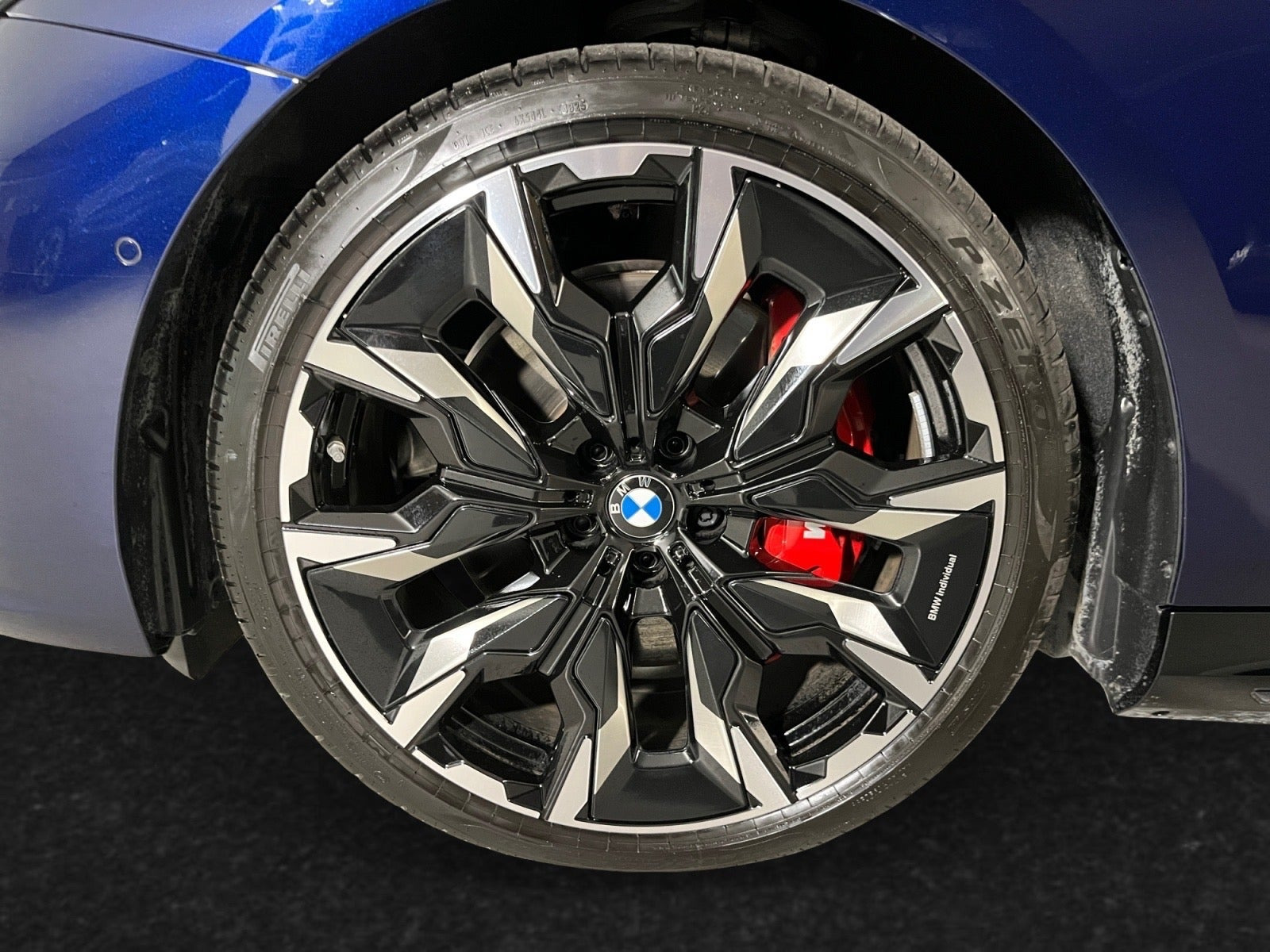 Blå BMW i5 fra 2026