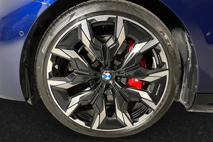 Blå BMW i5 fra 2026
