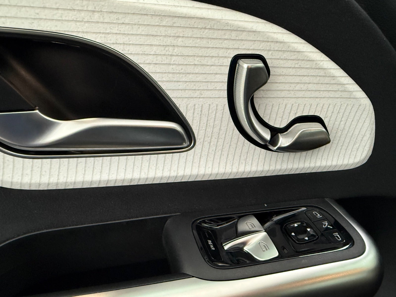 Gul Mercedes GLB250+ fra 2026
