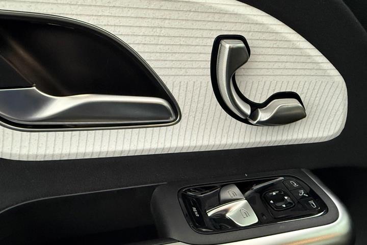 Gul Mercedes GLB250+ fra 2026