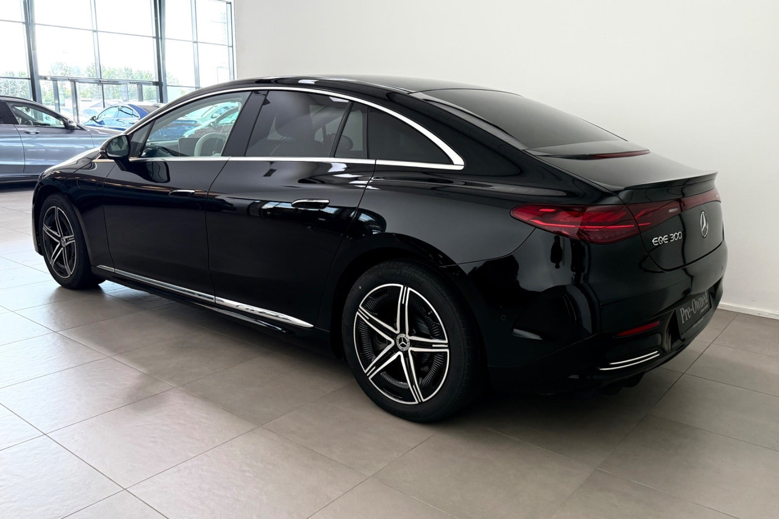 Sort Mercedes EQE300 fra 2025