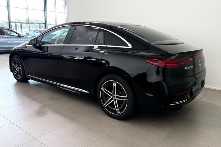 Sort Mercedes EQE300 fra 2025