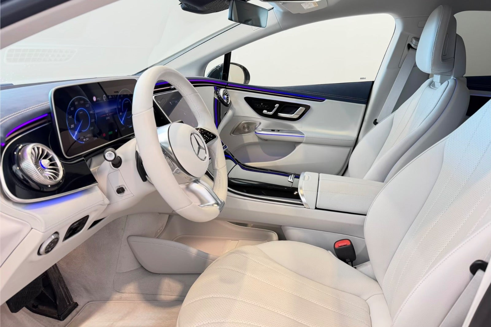 Sort Mercedes EQE300 fra 2025