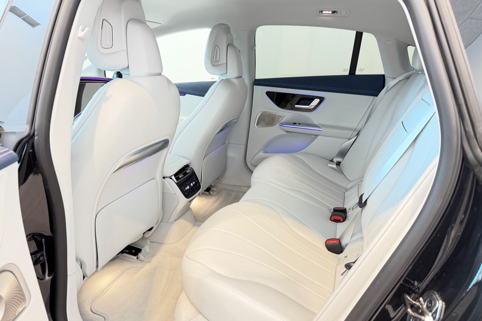 Sort Mercedes EQE300 fra 2025