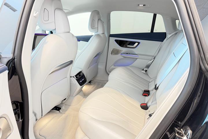 Sort Mercedes EQE300 fra 2025