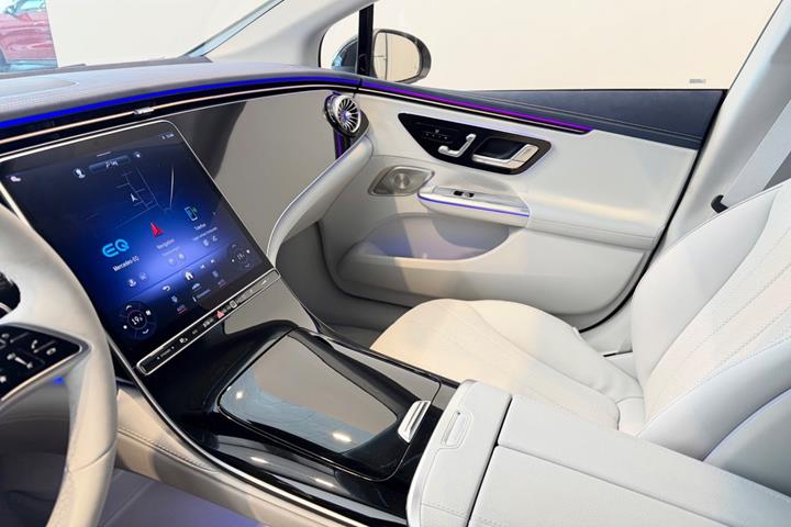 Sort Mercedes EQE300 fra 2025