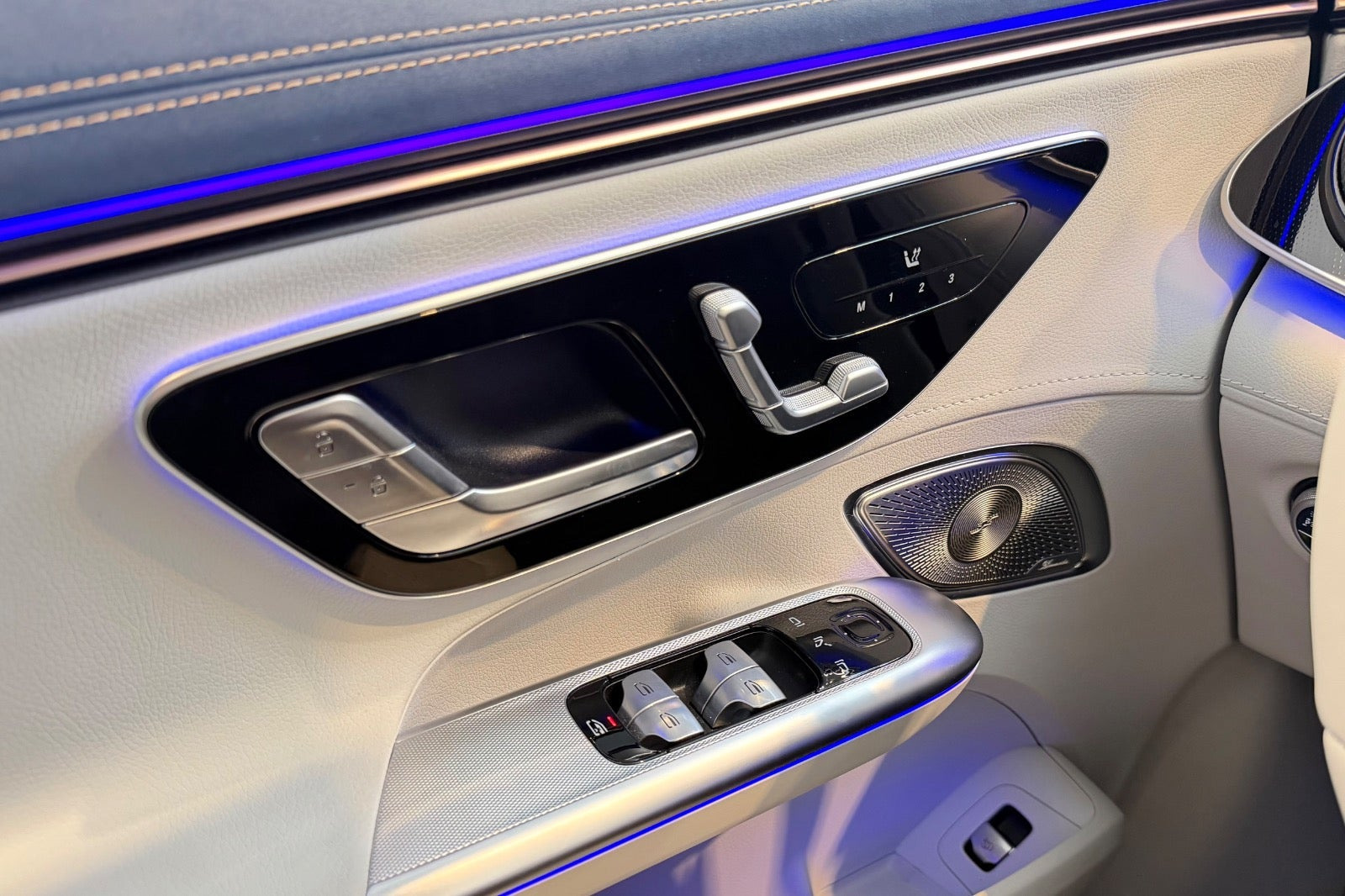 Sort Mercedes EQE300 fra 2025
