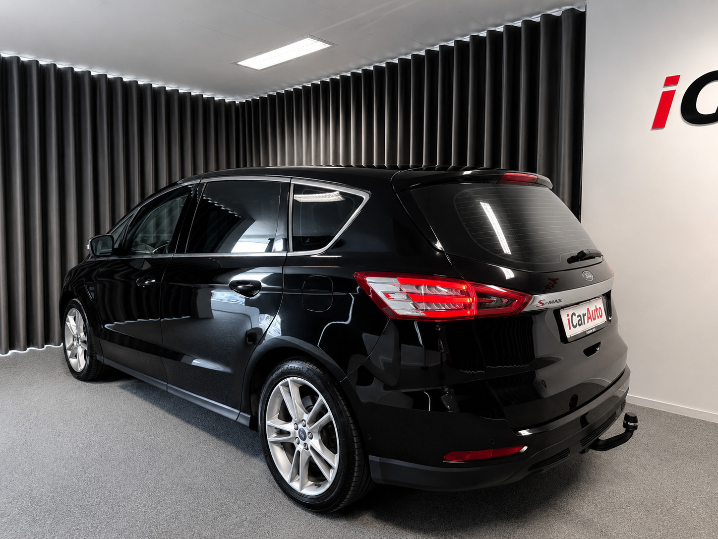Sort Ford S-MAX fra 2015