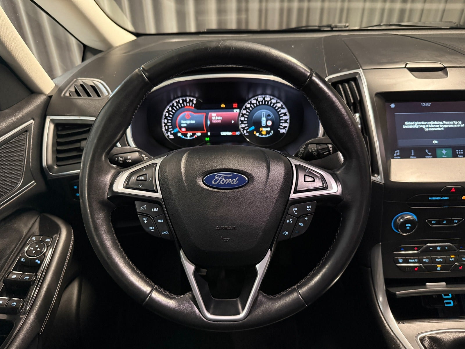 Sort Ford S-MAX fra 2015