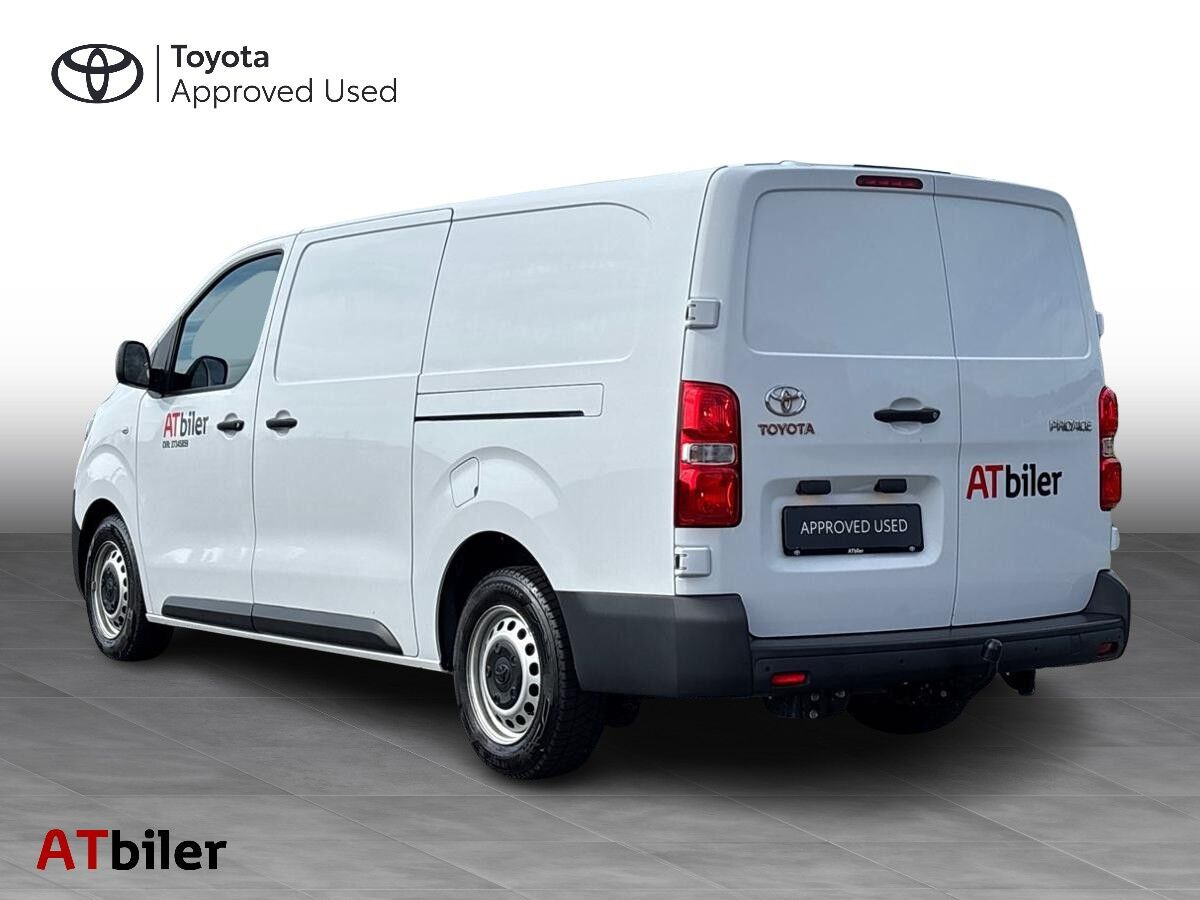 Hvid Toyota ProAce fra 2024