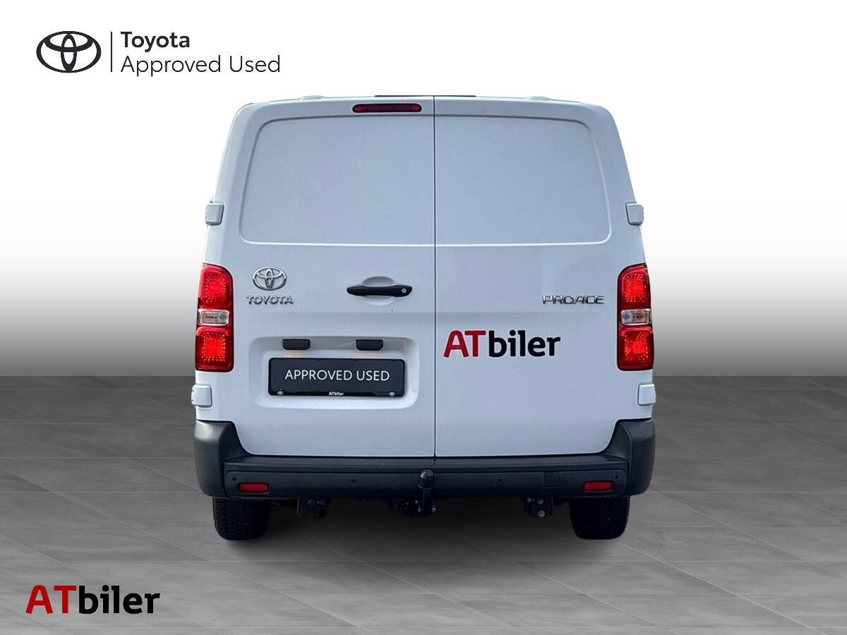 Hvid Toyota ProAce fra 2024
