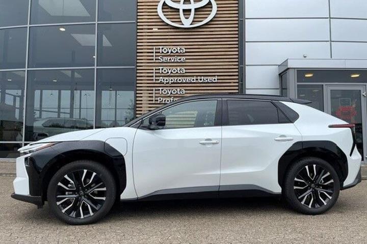 Hvid Toyota BZ4X fra 2026