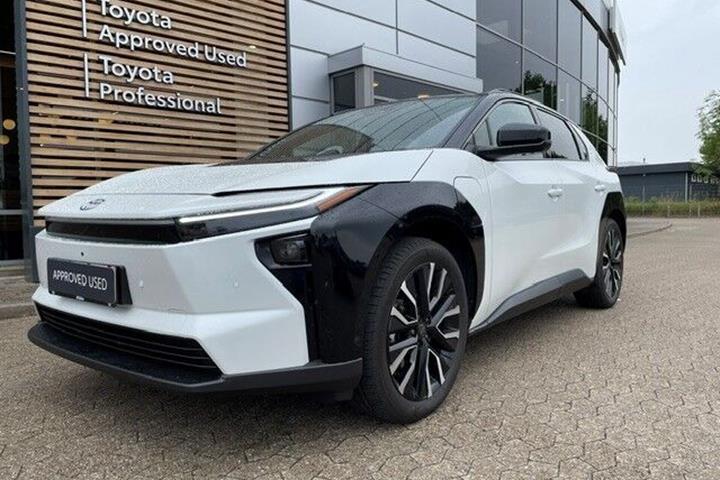 Hvid Toyota BZ4X fra 2026