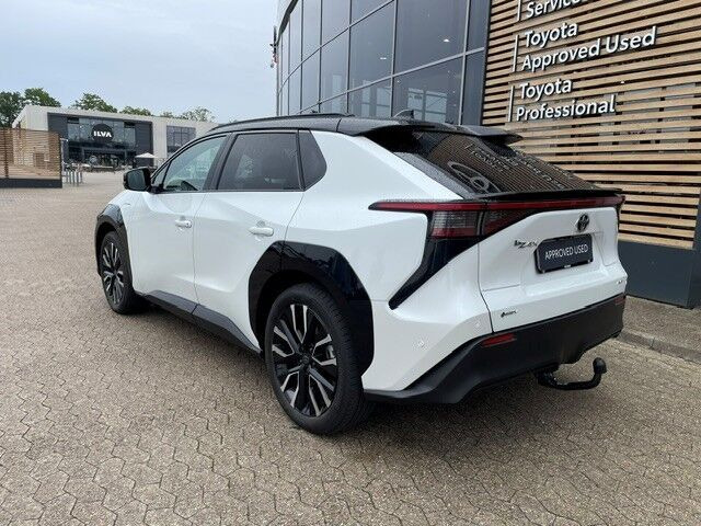 Hvid Toyota BZ4X fra 2026