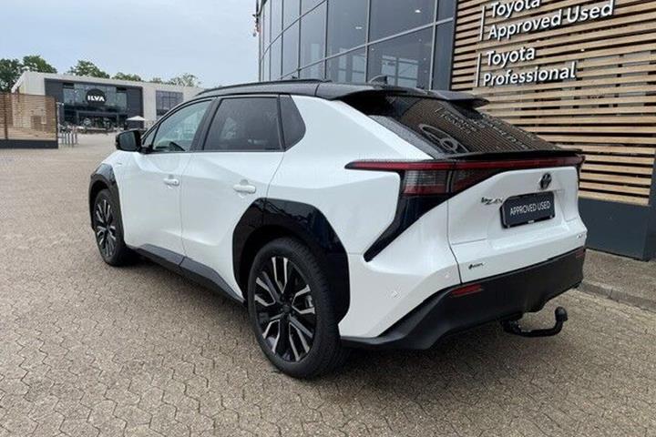 Hvid Toyota BZ4X fra 2026