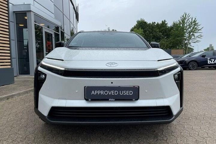 Hvid Toyota BZ4X fra 2026