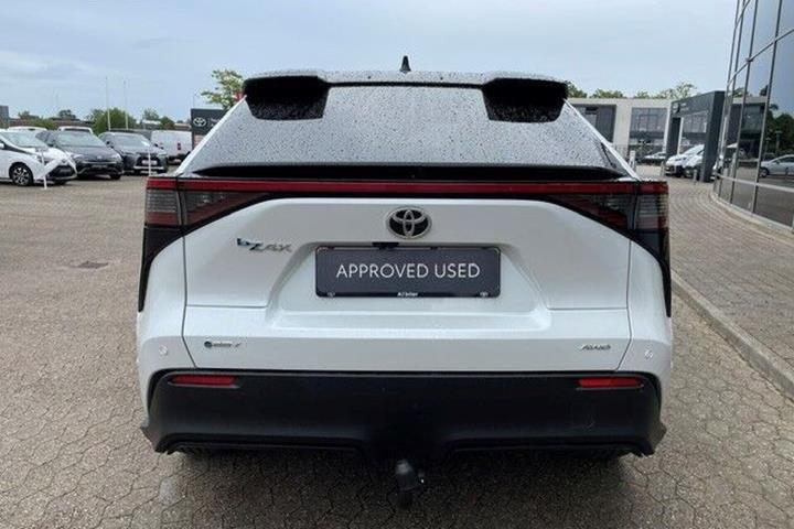 Hvid Toyota BZ4X fra 2026