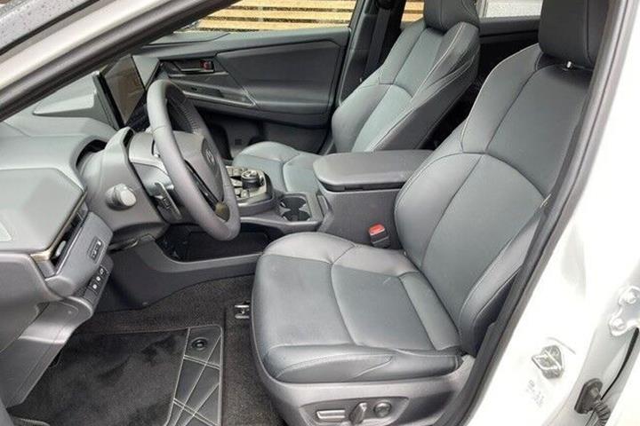 Hvid Toyota BZ4X fra 2026