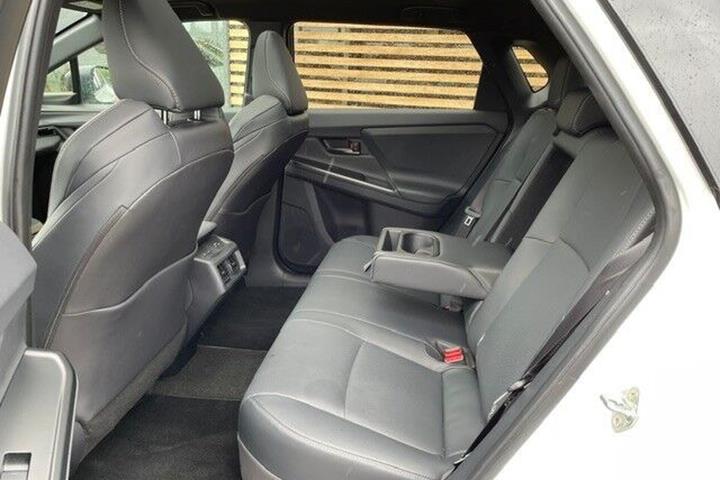 Hvid Toyota BZ4X fra 2026