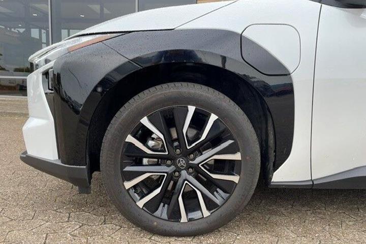 Hvid Toyota BZ4X fra 2026