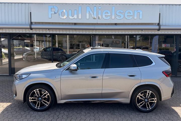 Grå BMW iX1 fra 2023
