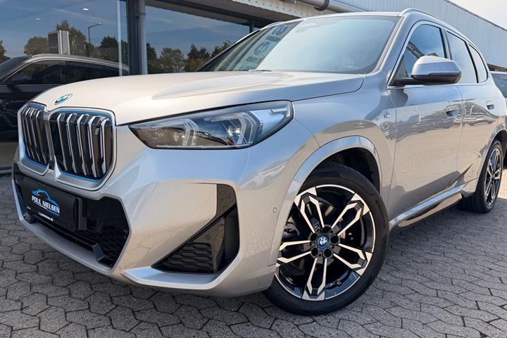 Grå BMW iX1 fra 2023