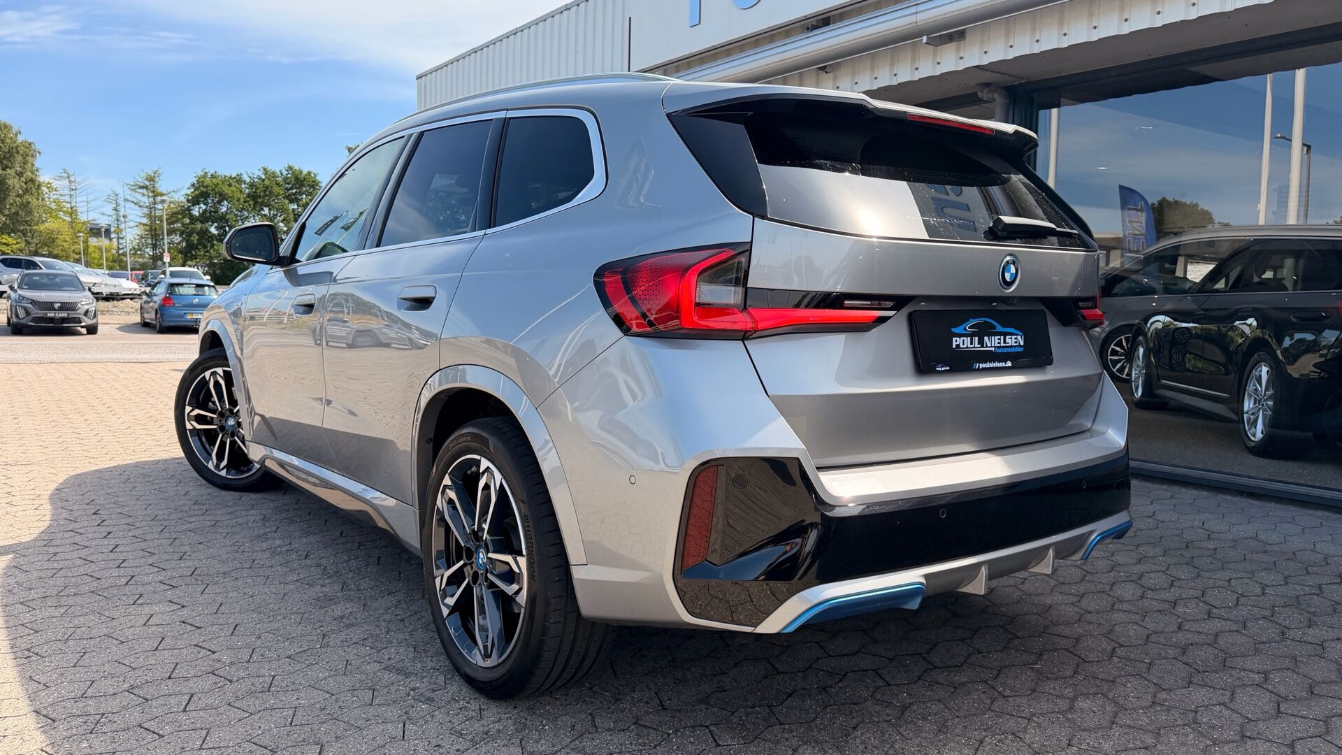 Grå BMW iX1 fra 2023