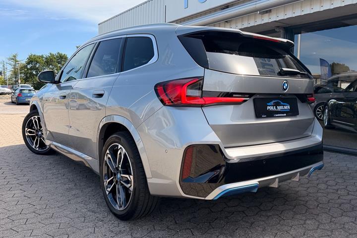 Grå BMW iX1 fra 2023