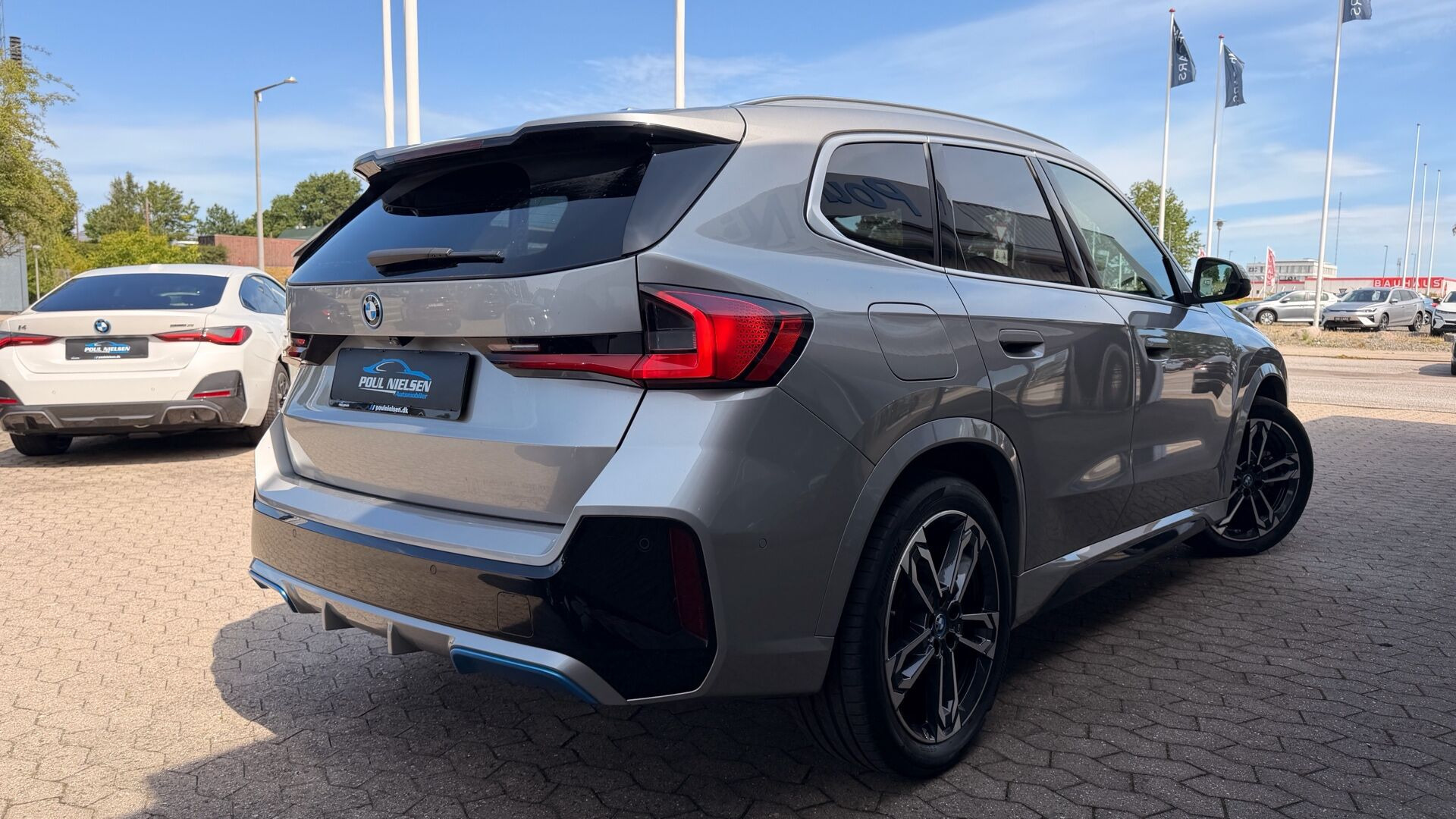 Grå BMW iX1 fra 2023