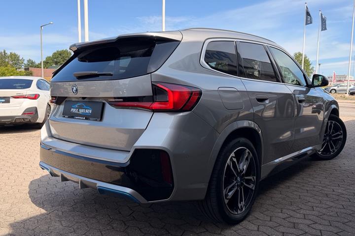 Grå BMW iX1 fra 2023