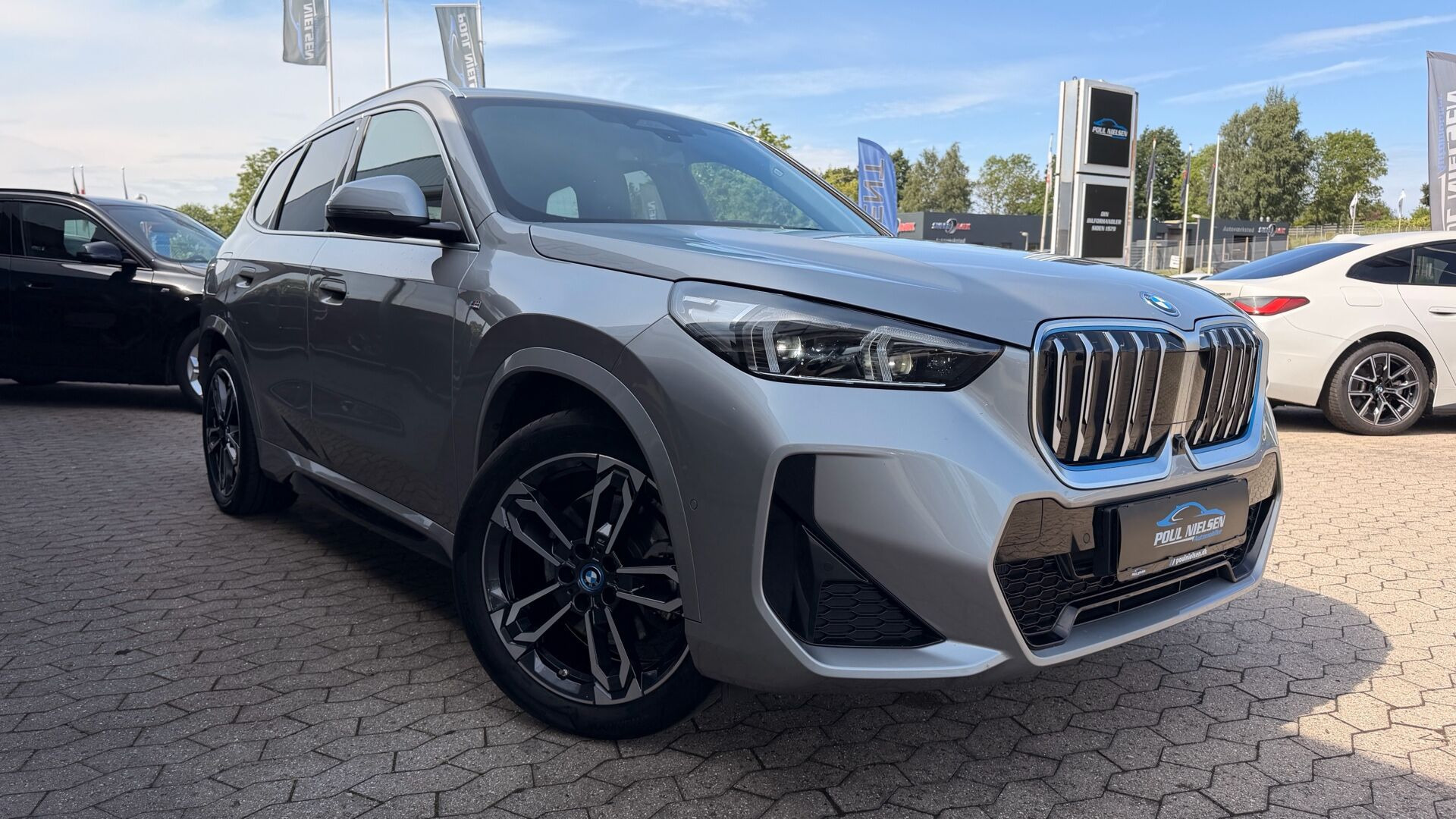 Grå BMW iX1 fra 2023