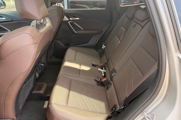 Grå BMW iX1 fra 2023
