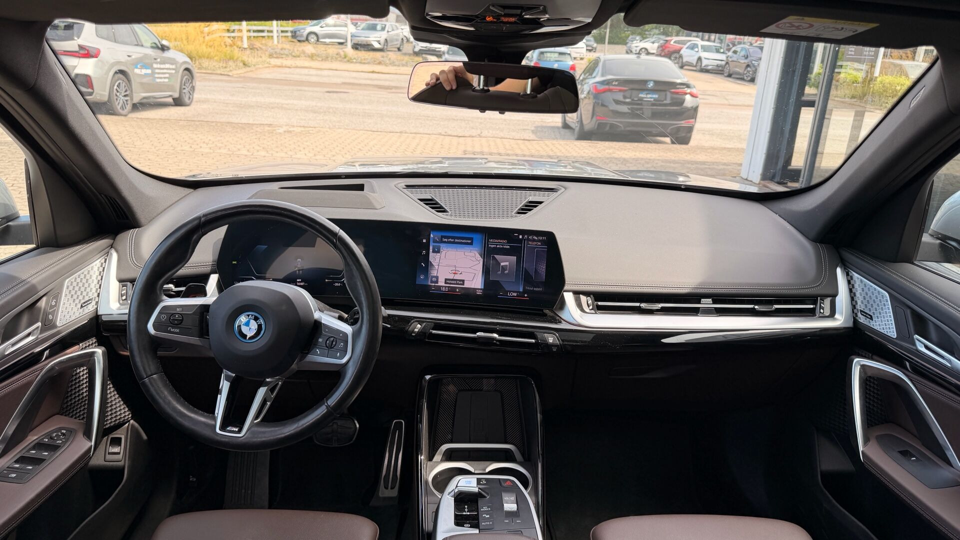 Grå BMW iX1 fra 2023