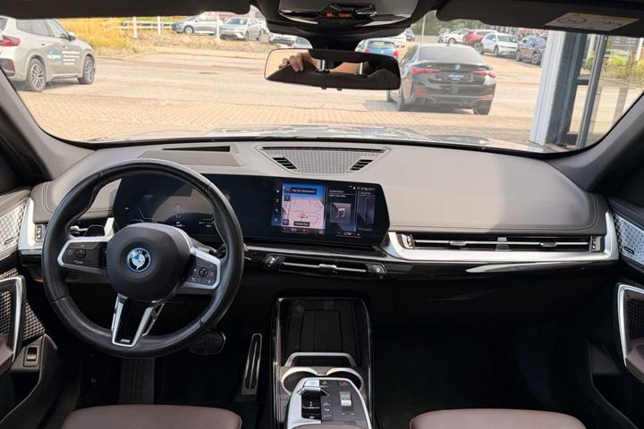 Grå BMW iX1 fra 2023