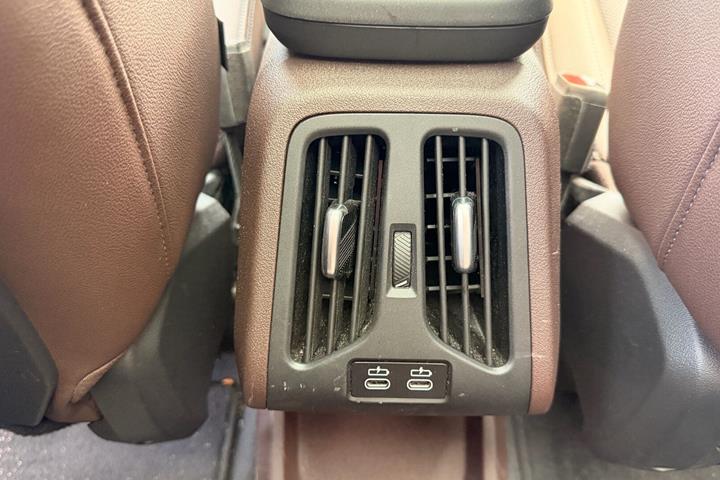 Grå BMW iX1 fra 2023