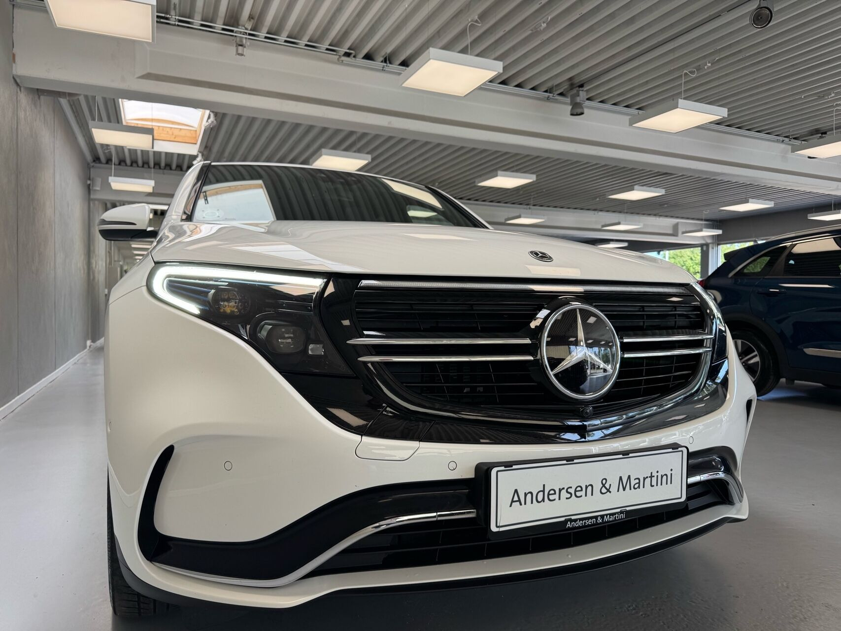 Hvid Mercedes EQC 400 fra 2023